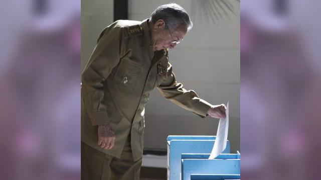 Esta foto es de archivo. Fue tomada el 29 de diciembre de 2015. Raúl Castro fue el primero en votar en elecciones que ponen fin a una era. (Foto: AP)