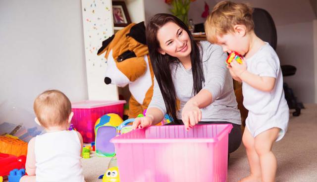 Finalmente, conforme pasen los años, la idea es involucrar a los niños en las tareas de orden. Es importante que crezcan con una noción de cómo ordenar su propio espacio. (Shutterstock)