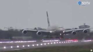 El extraordinario aterrizaje de un avión en plena tormenta Dennis | VIDEO