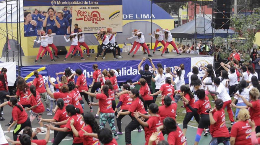 Fiestas Patrias: forman bandera peruana en aerotón de Lima - 3