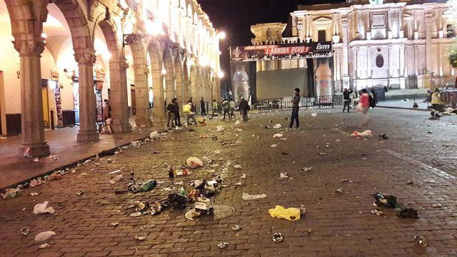 Botellas vacías, papeles, bolsas de plástico y cúmulos de basura fueron dejados en la Plaza de Armas. (Foto: Frase Corta)