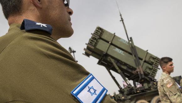 Oficiales del ejército estadounidense e israelí se paran frente a un sistema de defensa antimisiles Patriot estadounidense durante el ejercicio militar el 8 de marzo de 2018. (Foto de JACK GUEZ / AFP).