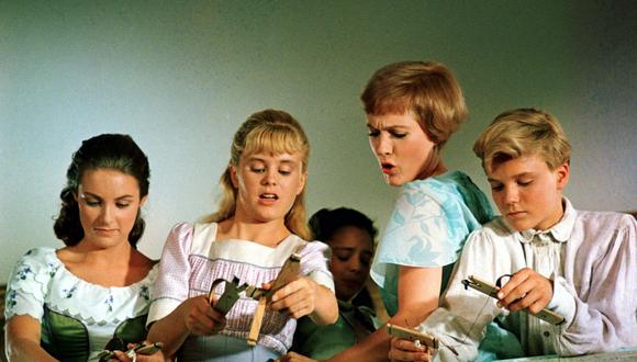 Julie Andrews (tercera de izquierda a derecha) tuvo una actuación brillante en "La novicia rebelde". Su personaje está basado en la institutriz María von Trapp. (Foto: AP)