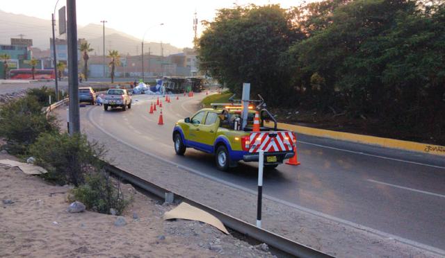 Un camión de carga volcó a la altura de la bajada de la avenida Ramiro Prialé, hacia Vía de Evitamiento. (Foto: Lima Expresa)
