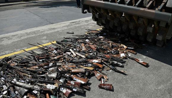 Armas siendo destruidas por una aplanadora. (Foto referencial: AFP)