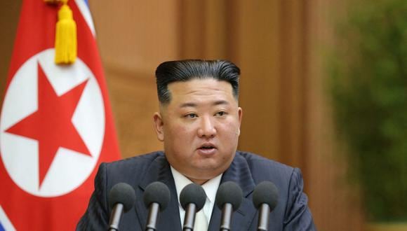 El líder norcoreano Kim Jong Un pronuncia un discurso en la sesión de la XIV Asamblea Popular Suprema de la República Popular Democrática de Corea en el Salón de Asambleas de Mansudae en Pyongyang. (Foto: KCNA VIA KNS / AFP)