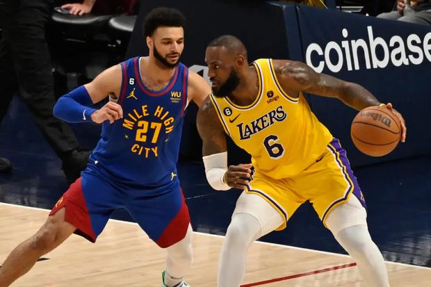 Los Ángeles Lakers y Denver Nuggets juegan hoy en el Crypto.com Arena por el Juego 4 de la final de los Play-Offs de la Conferencia Oeste de la NBA 2023. (Foto: AFP)