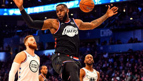 ¡Como en los viejos tiempos! D-Wade utilizó el tablero para asistir a LeBron James en el NBA All Star 2019 | Foto: Reuters