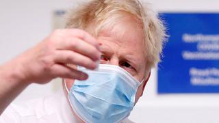 Johnson acusa a los antivacunas contra el coronavirus de propagar “galimatías” en redes sociales