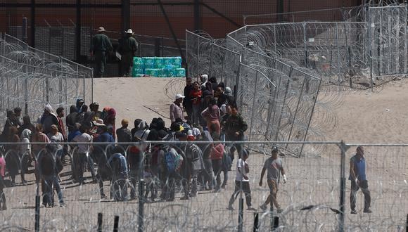 Migrantes en la frontera con Estados Unidos, en Ciudad Juárez, México, el 18 de abril de 2024. (Foto de Luis Torres / EFE)