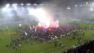 La afición del Malmo se metió al campo para festejar campeonato de la Primera División de Suecia