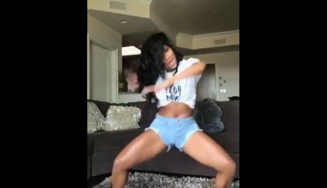 Una joven que bailaba en la sala de su casa se asustó al ver a su papá. (YouTube)