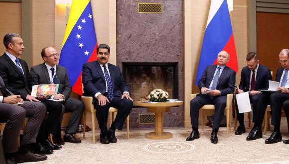 Nicolás Maduro y Vladimir Putin (al centro) se reunieron en diciembre. (Foto: AFP).