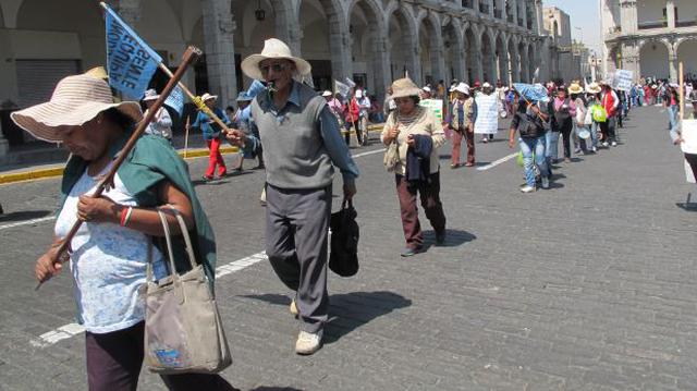 500 clientes del ex Banco de Materiales marcharon en Arequipa - 2