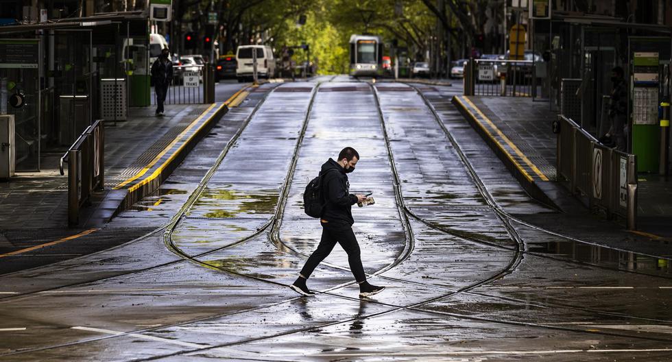 Una persona cruza Collins Street en Melbourne, Victoria, Australia, 4 de octubre de 2021, en medio del confinamiento estricto por coronavirus COVID-19. (EFE / EPA / DANIEL POCKETT).