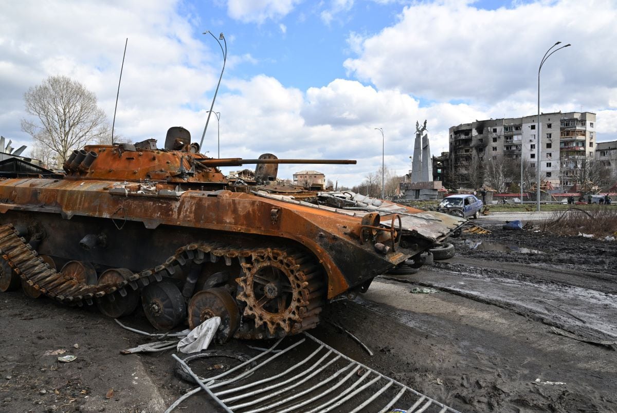 A Russian armored personnel carrier (APC) destroyed in the central square of the city of Borodianka, northwest of kyiv, on April 4, 2022. (Sergei SUPINSKY / AFP)