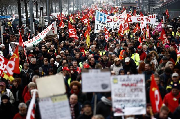 A fines del 2019, miles de franceses salieron a las calles para protestar contra la reforma de pensiones propuesta entonces por el presidente Macron. AFP / Sameer Al-DOUMY