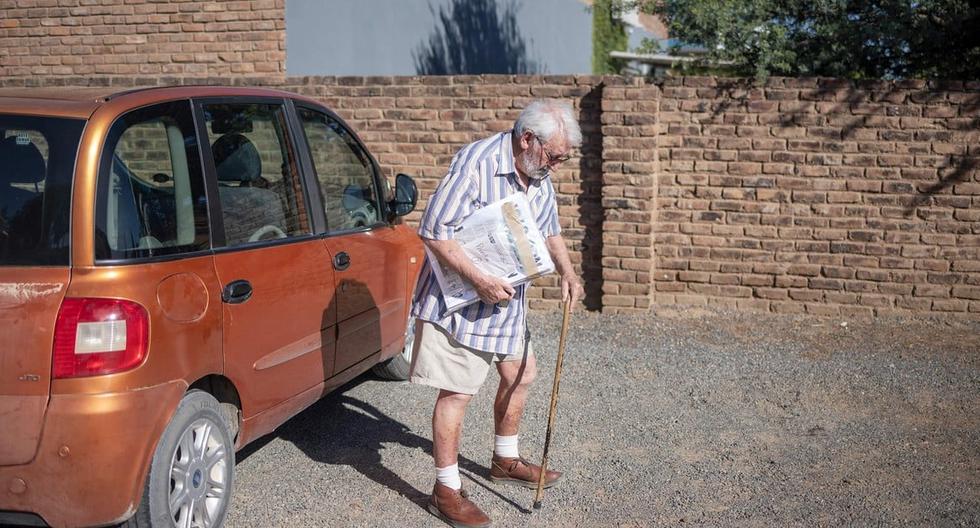 The 90-year-old grandfather who travels 1,200 km a week to deliver his newspapers in South Africa