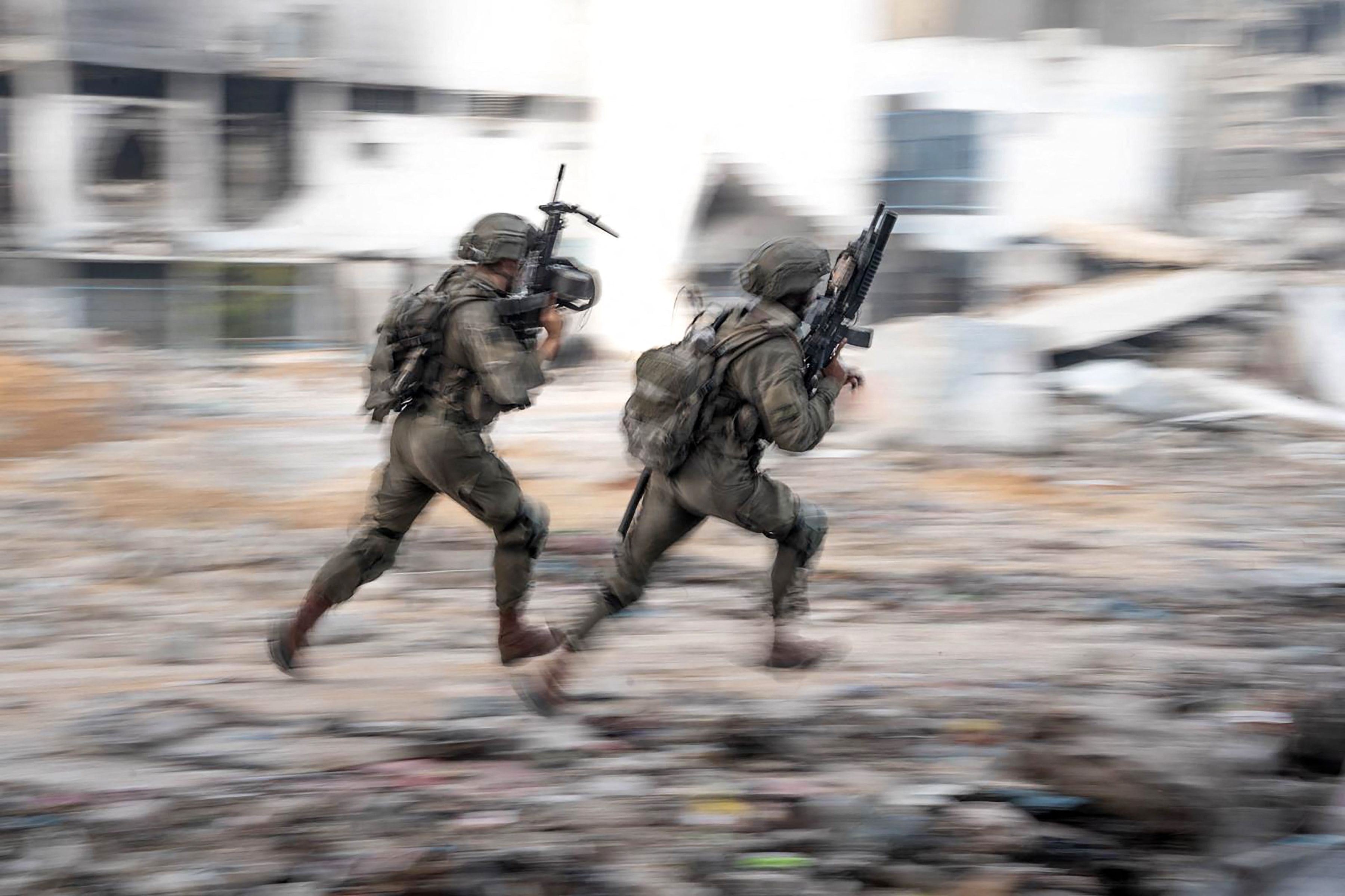 Soldados israelíes durante las operaciones en la Franja de Gaza. (Foto del ejército israelí / AFP).