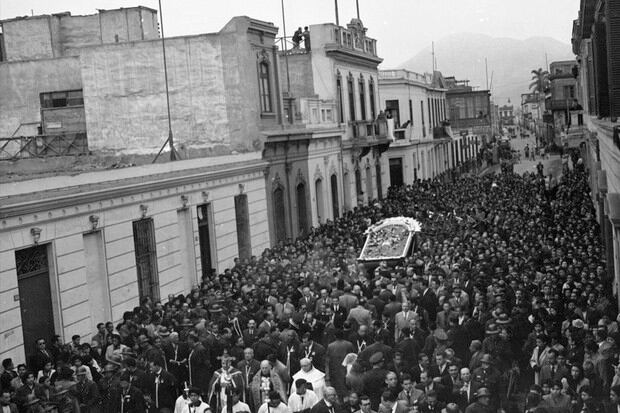 La imagen del Señor de los Milagros recorriendo el jirón Chancay, en el Centro de Lima, en 1955. (Archivo El Comercio)<br>