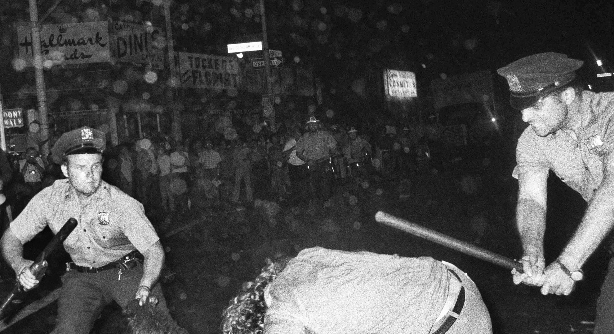 Nueva York, agosto de 1970. Policías agreden a dos jóvenes durante una confrontación en Greenwich Village, luego de una marcha por los derechos LGBT. Un año antes, en 1969, ocurrieron los disturbios de Stonewall, un hecho catalizador en la expansión del activismo por los derechos de las minorías sexuales en todo el mundo.