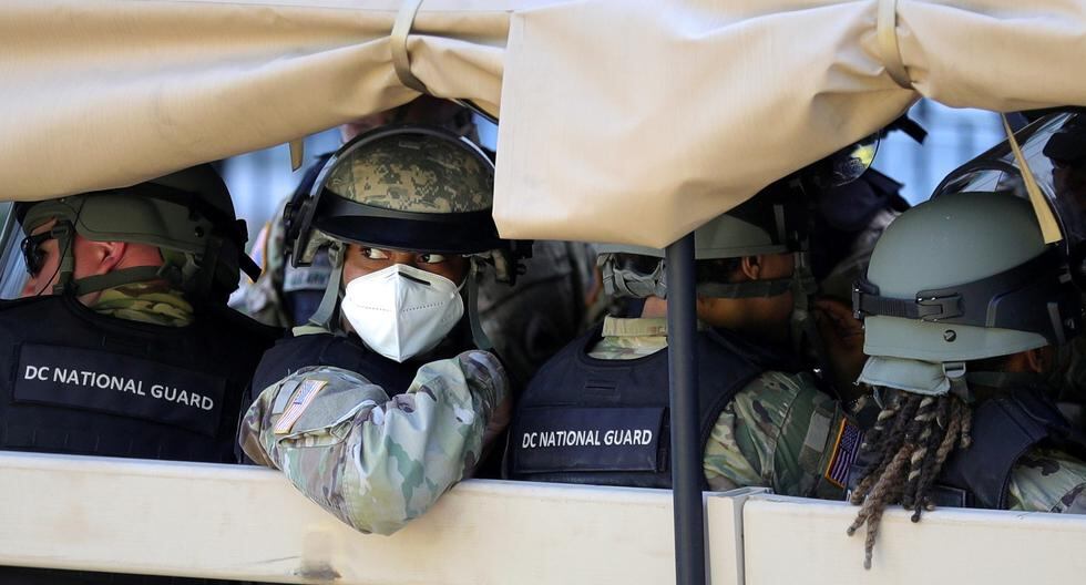 La presencia de la Guardia Nacional fue ordenada por la alcaldesa de la capital estadounidense y luego por el gobierno federal para mantener el orden cuando las manifestaciones derivaron en disturbios y saqueos. (Foto: REUTERS/Tom Brenner)