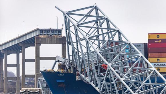 Los restos del puente Francis Scott Key permanecen encima del carguero Dali de 984 pies después de que el barco perdiera energía y chocara con el puente de 51 años en Baltimore, Maryland, EE. UU., el 27 de marzo de 2024 | Foto: EFE/EPA/JIM LO SCALZO