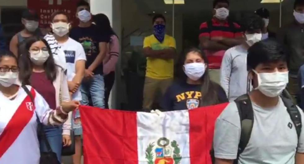 Peruanos demandan atención a las puertas de nuestro consulado en Sao Paulo. Naysha Alcántara, de polo guinda, habló con este Diario. (Cortesía para El Comercio)
