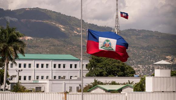 La bandera de Haití ondea a media asta en el Palacio Nacional tras el asesinato del presidente Jovenel Moise. (EFE/ Orlando Barría).