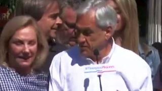 Piñera genera indignación por codear a su esposa [VIDEO]