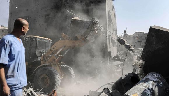 Palestinos buscan víctimas y supervivientes entre los escombros de un edificio residencial derribado por un ataque aéreo israelí en el campo de refugiados de Khan Younis, en el sur de la Franja de Gaza, 26 de octubre de 2023 | Foto:  EFE/EPA/HAITHAM IMAD