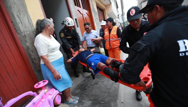 Alcalde Jorge Muñoz fiscalizó la realización del simulacro con evacuación vertical. (Foto: Lino Chipana / El Comercio)
