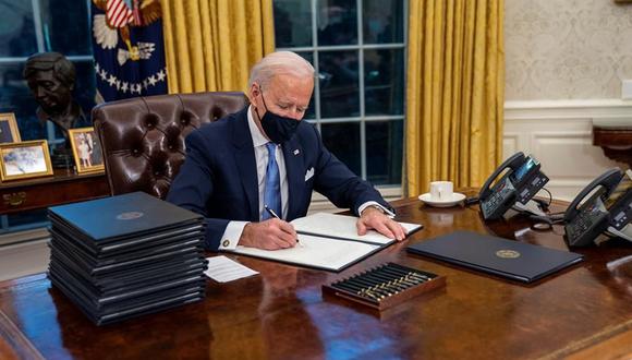 En su primer acto en el Despacho Oval, Joe Biden firmó 17 decretos y proclamaciones destinadas a deshacer muchas de las medidas que tomó su predecesor, Donald Trump, varias de ellas relacionadas con la inmigración.  (EFE/EPA/Doug Mills).