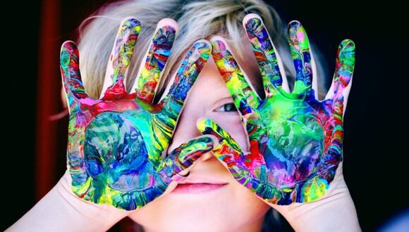 Un niño con las manos pintadas. | Imagen referencial: Alexander Grey / Pexels