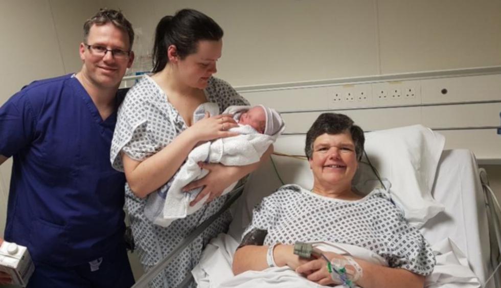 Emma Miles, de 55 años, pudo dar a luz su nieto gracias a la fecundación in vitro. (Foto: Wales News Service)