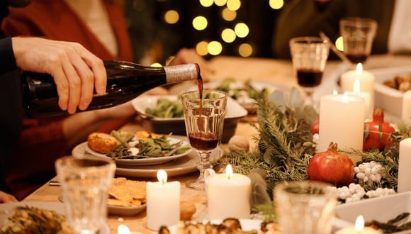 El vino es un gran acompañante para la cena, pero también un regalo especial para un ser querido. (Foto: Nicole Michalou / Pexels)