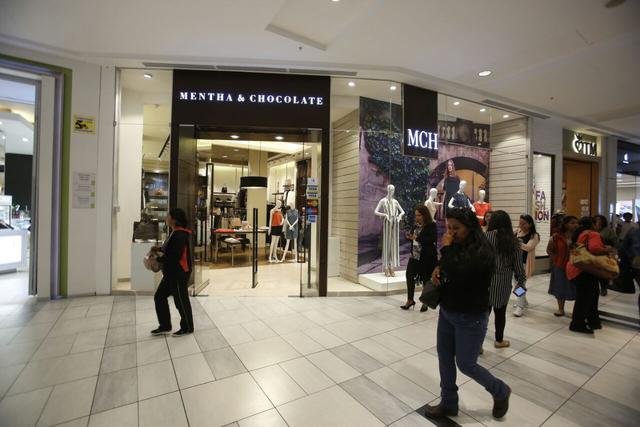 Mallplaza (del grupo Falabella) inauguró hoy oficialmente su tercer centro comercial en Arequipa (Cayma). Este cuenta con las anclas Saga Falabella, Tottus y Ripley, además de 120 tiendas menores en sus cuatro niveles como Mentha & Chocolate, Ishop, MAC, Starbucks,  entre otras. (Foto: Hugo Pérez/El Comercio)