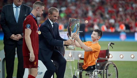 Mira el tierno momento en que el niño celebra con Liverpool el título de la Supercopa de Europa. | Foto: Agencias