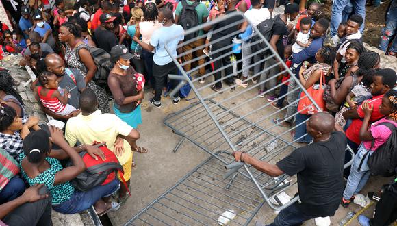 Grupos de migrantes rompen el cerco de seguridad durante una manifestación frente a las instalaciones de la Comisión Mexicana de Ayuda a Refugiados (Comar), el 3 de enero de 2023, en Tapachula, estado de Chiapas, México. (Foto de Juan Manuel Blanco / EFE)