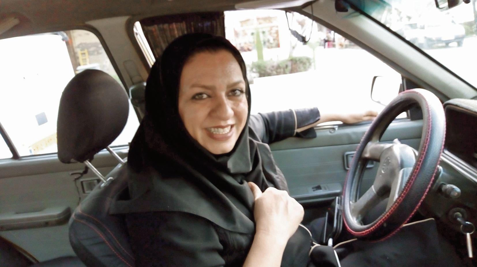 Esta sonriente mujer taxista en Isfahán trabaja durante el Año Nuevo persa.