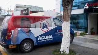 Acuña usa vehículo y local de su universidad para hacer campaña