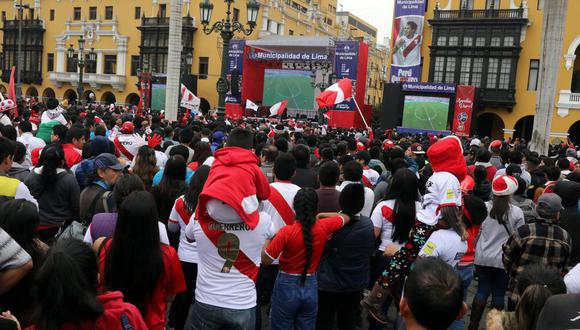 El próximo lunes 13 la selección peruana buscará ganar los tres puntos para conseguir su pase a Qatar 2022. En esta nota los hinchas podrán saber las zonas donde podrán ver la transmisión en vivo. (Foto: Reuters)