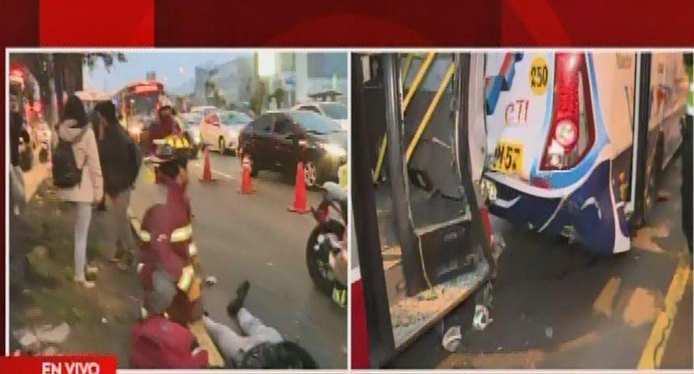 Bus del Corredor Rojo resultó con la puerta de ingreso y lunas quebradas tras impactar con la parte trasera del ómnibus de la empresa CTI. (Captura: América Noticias)