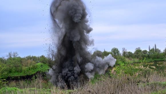 Imagen de archivo | Los desminadores del Servicio de Emergencia de Ucrania explotan minas antitanque y otros materiales explosivos encontrados en la ciudad de Bucha, en un sitio militar en la región de Kiev. (Foto de Serguéi SUPINSKY / AFP)