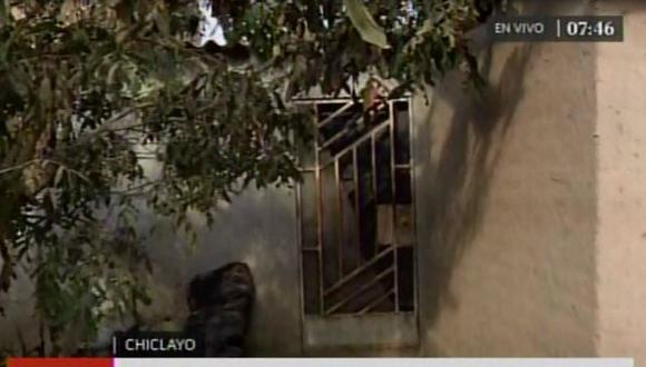 Agentes de la polic&iacute;a llegaron hasta vivienda de Chiclayo en la que viv&iacute;a la menor de 11 a&ntilde;os que muri&oacute; tras aborto clandestino. (Captura de pantalla: Am&eacute;rica Televisi&oacute;n)