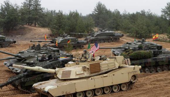 Soldados españoles con tanques Leopard 2 y soldados estadounidenses con tanques Abrams participan en un ejercicio de artillería de las naciones con mayor presencia en la OTAN en la base militar de Adazi en Letonia. (Foto: EFE)