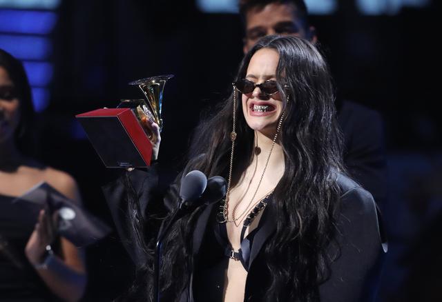 Rosalía recibiendo su quinto Grammy a Mejor Álbum por "El mal querer".