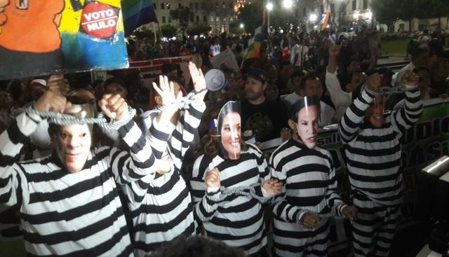 Los manifestantes se reunieron después de las 6 de la tarde y marcharon alrededor de la plaza San Martín. Cuando se disponían a regresar surgieron disturbios, por lo que los agentes tuvieron que dispersarlos. (Juan Pablo León/El Comercio)