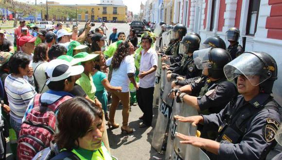 Agentes de Trujillo tuvieron que dispersar a los manifestantes con bombas lacrim&oacute;genas.(Foto: Johnny Aurazo / El Comercio)