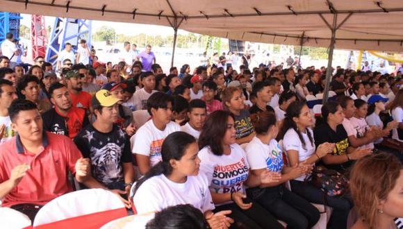 Jóvenes sandinistas junto a representantes de las embajadas de Bolivia, Cuba y Venezuela, celebraron el fracasado intento con un concierto al pie de la estatua en honor del libertador Simón Bolívar. (Embajada de Venezuela en Nicaragua)